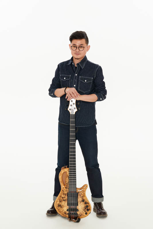 手持贝斯.低音吉他的亚洲男性乐手图片