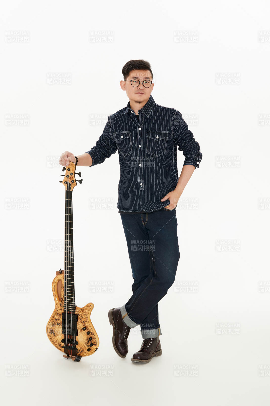 手持贝斯.低音吉他的亚洲男性乐手图片