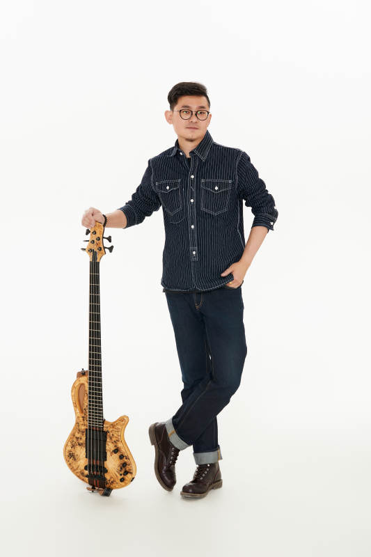 手持贝斯.低音吉他的亚洲男性乐手图片