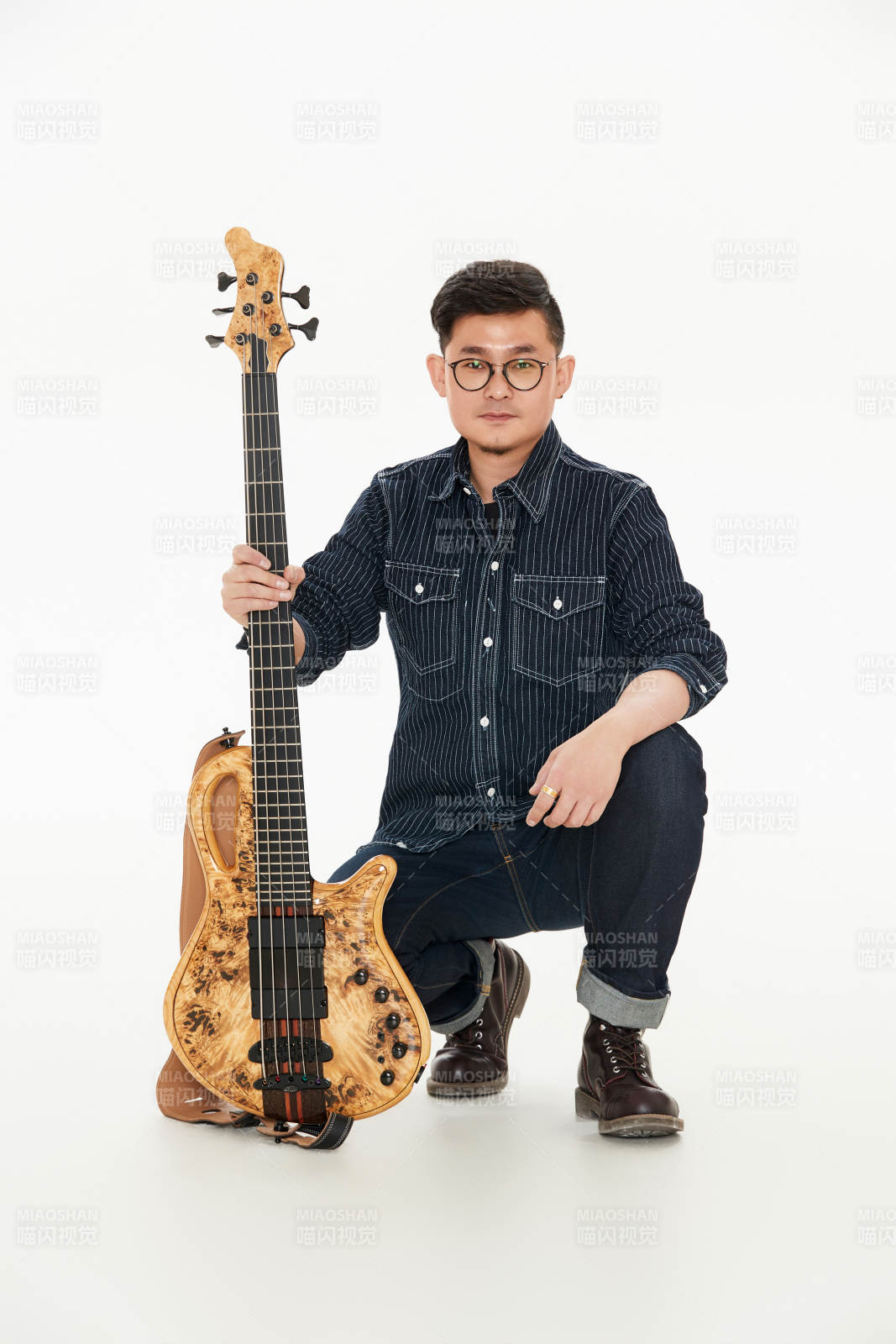 手持贝斯.低音吉他的亚洲男性乐手图片