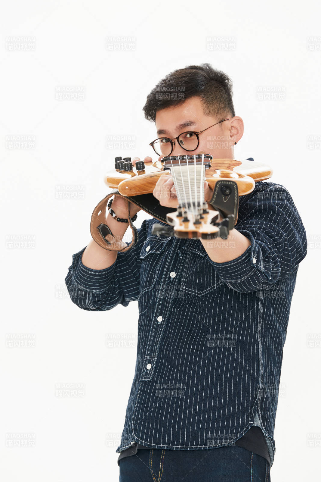 手持贝斯.低音吉他的亚洲男性乐手图片