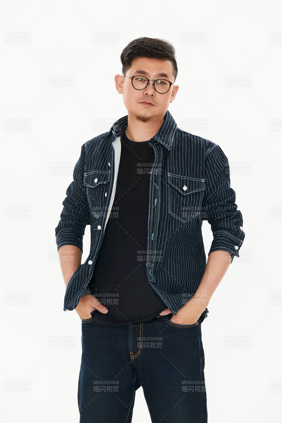 白色背景下的亚洲男士图片