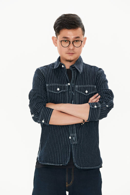 白色背景下的亚洲男士图片