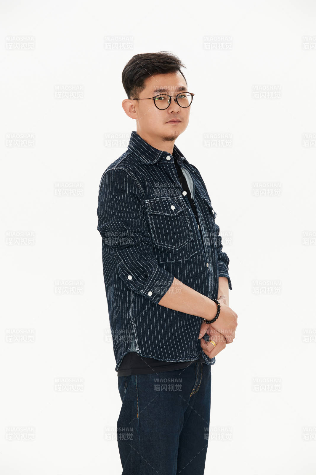 白色背景下的亚洲男士图片