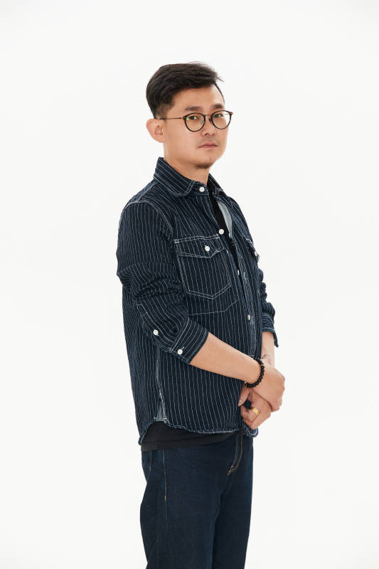 白色背景下的亚洲男士图片