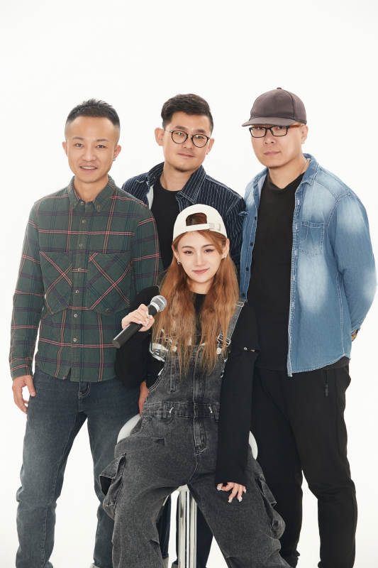 影棚拍摄的白色背景下四人乐队组合形象图片
