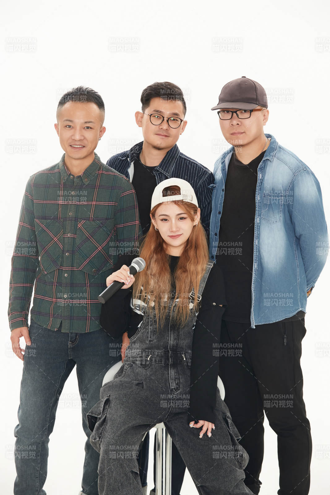 影棚拍摄的白色背景下四人乐队组合形象图片