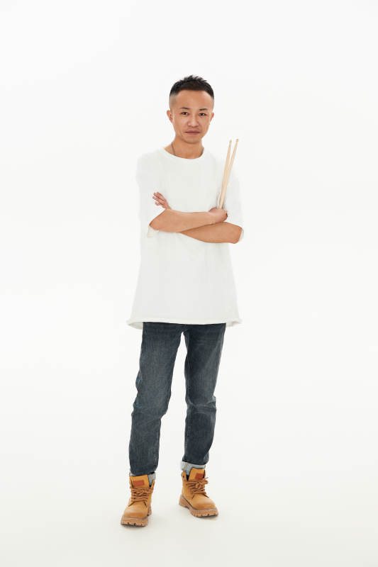 白色背景下青年鼓手形象图片