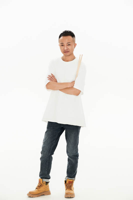 白色背景下青年鼓手形象图片