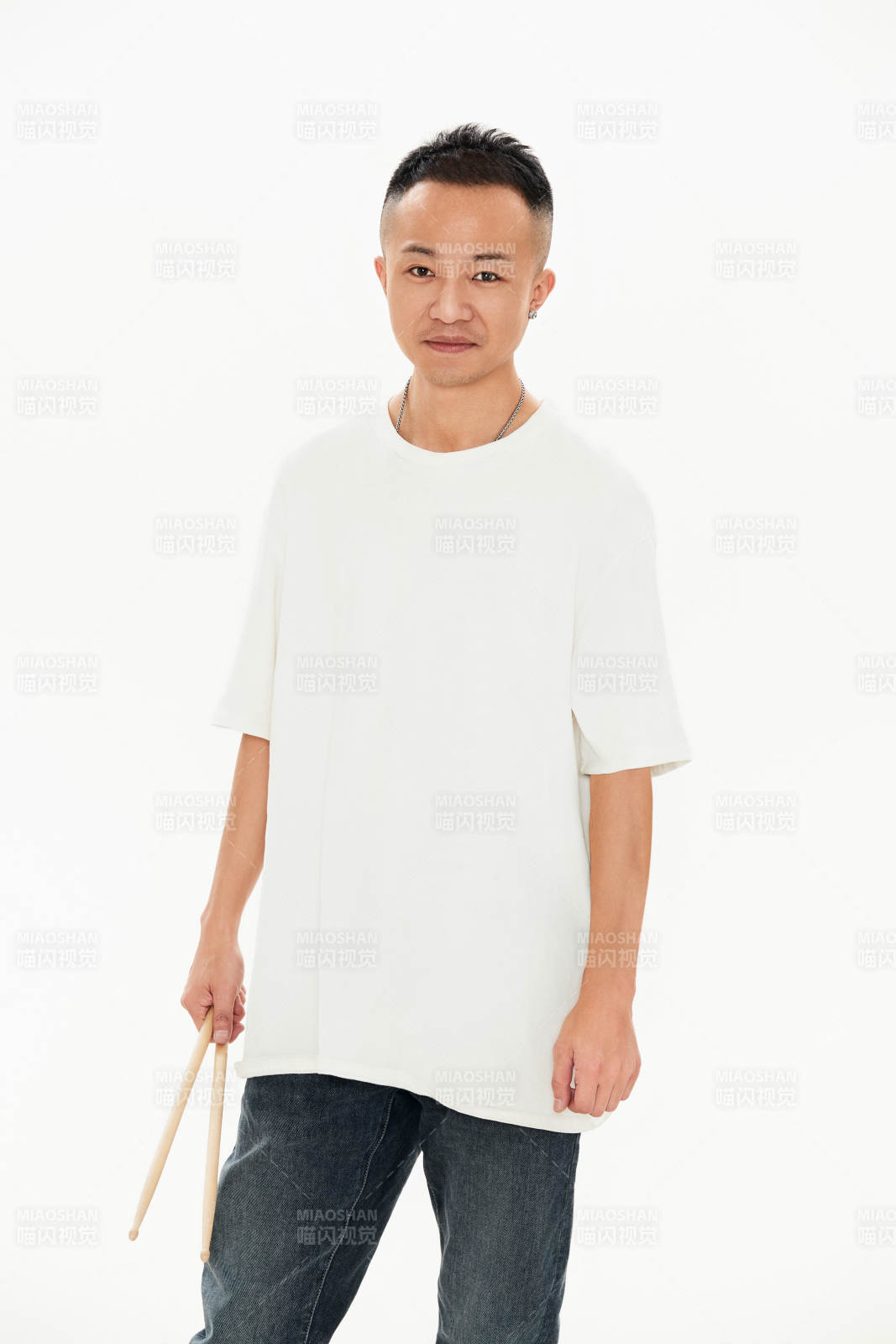 白色背景下青年鼓手形象图片
