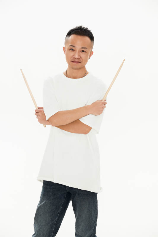 白色背景下青年鼓手形象图片