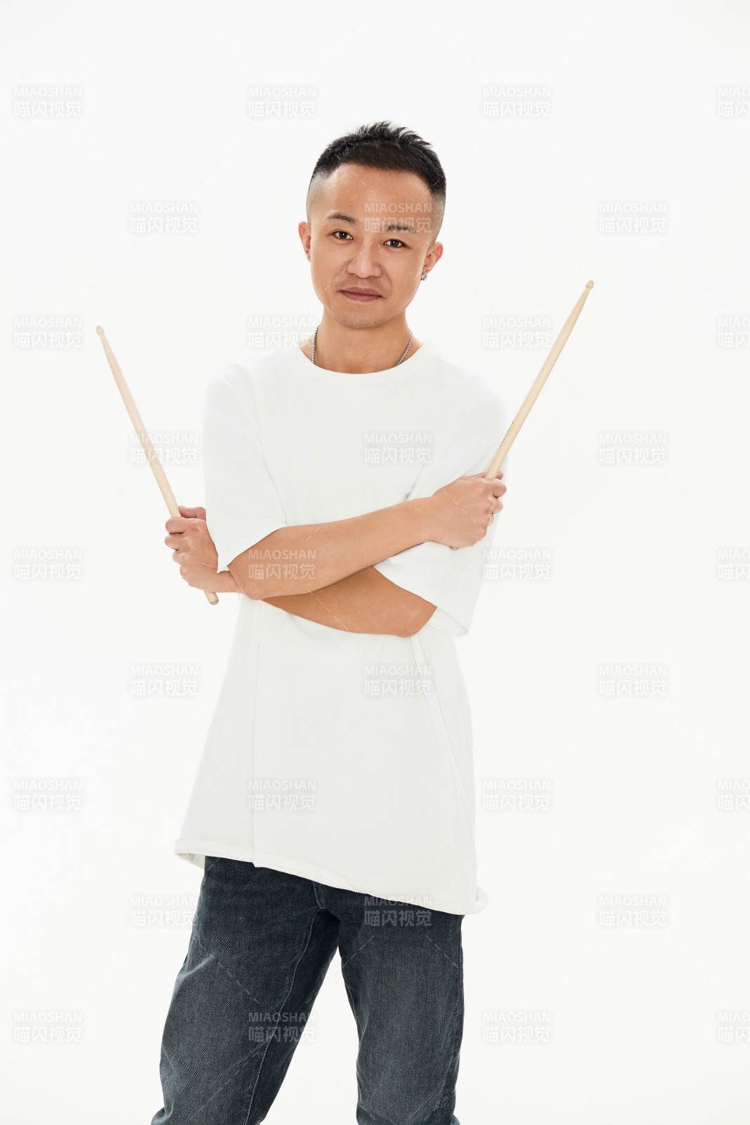 白色背景下青年鼓手形象图片
