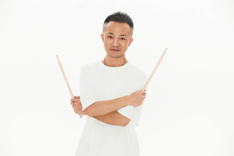 白色背景下青年鼓手形象图片