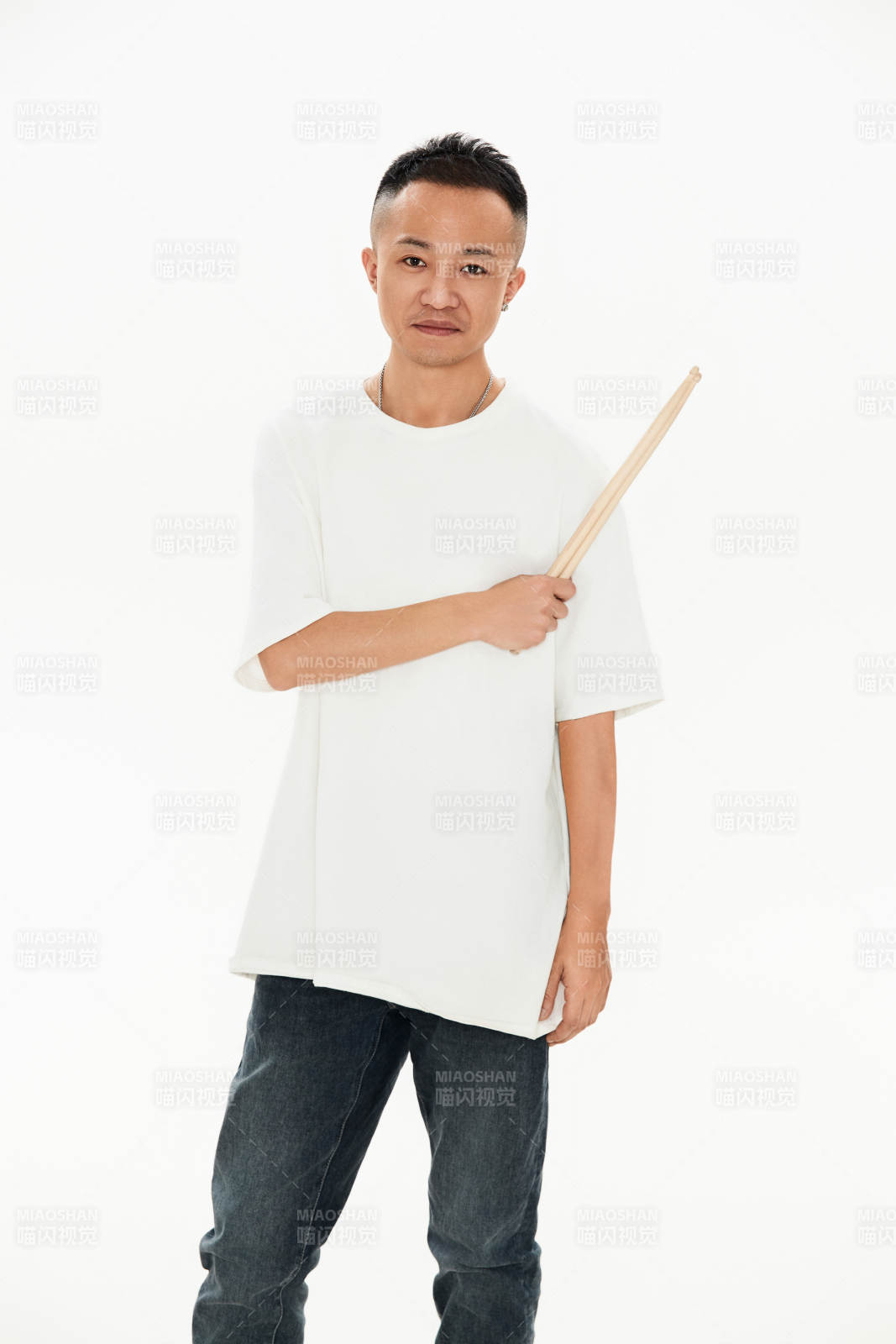 白色背景下青年鼓手形象图片