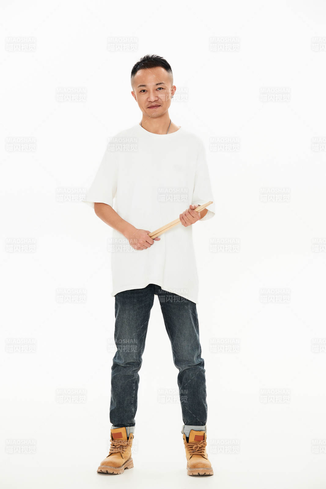 白色背景下青年鼓手形象图片