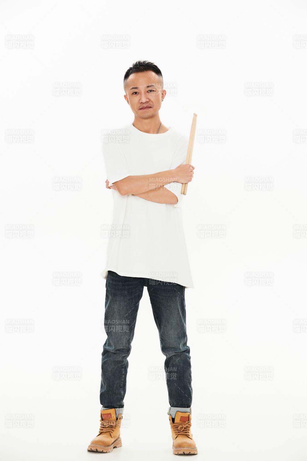 白色背景下青年鼓手形象图片