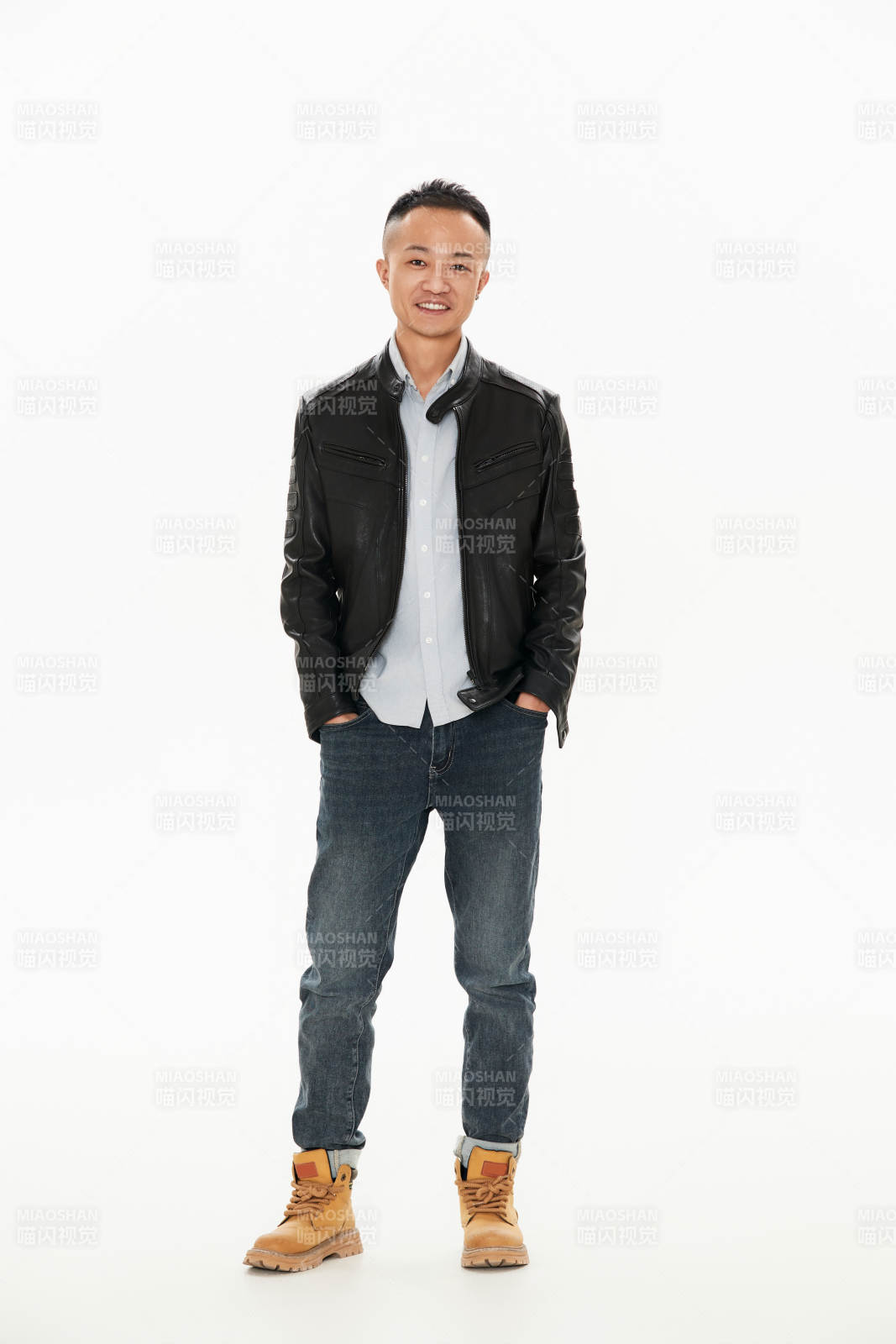 白色背景下的雅痞青年形象图片