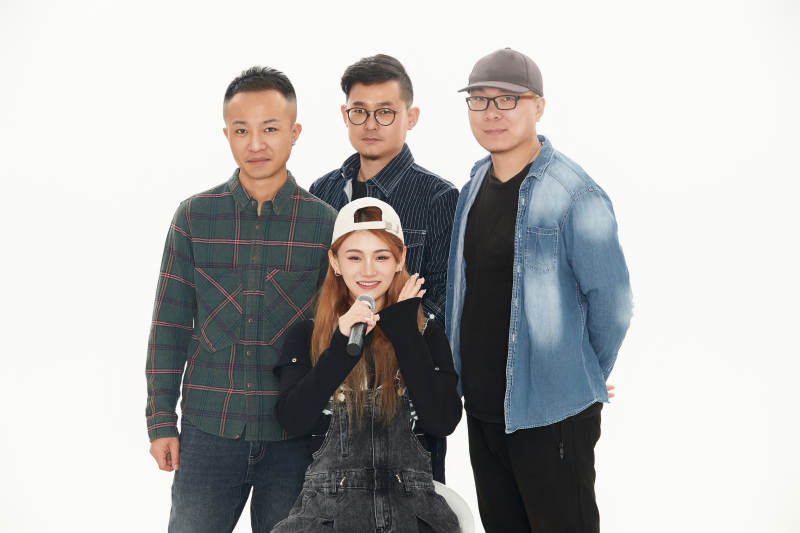 影棚拍摄的白色背景下四人乐队组合形象图片