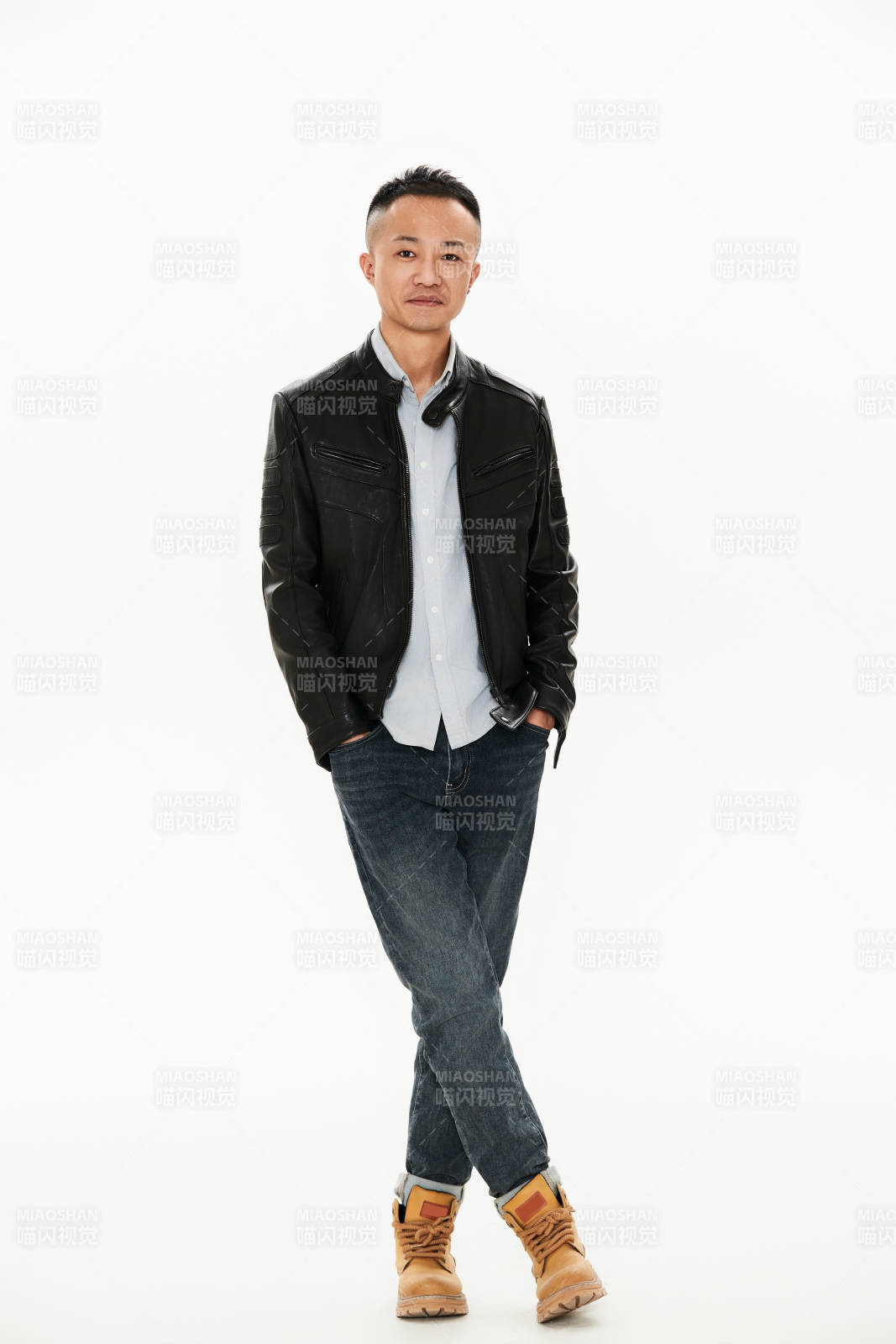 白色背景下的雅痞青年形象图片