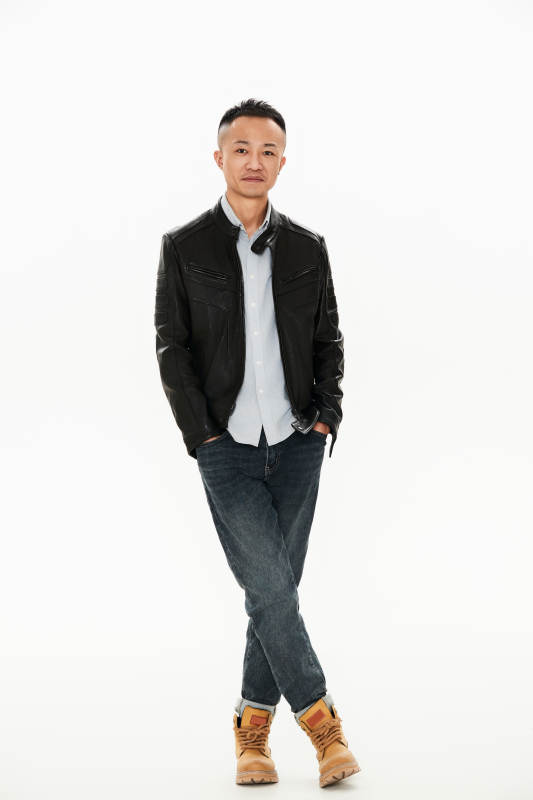 白色背景下的雅痞青年形象图片