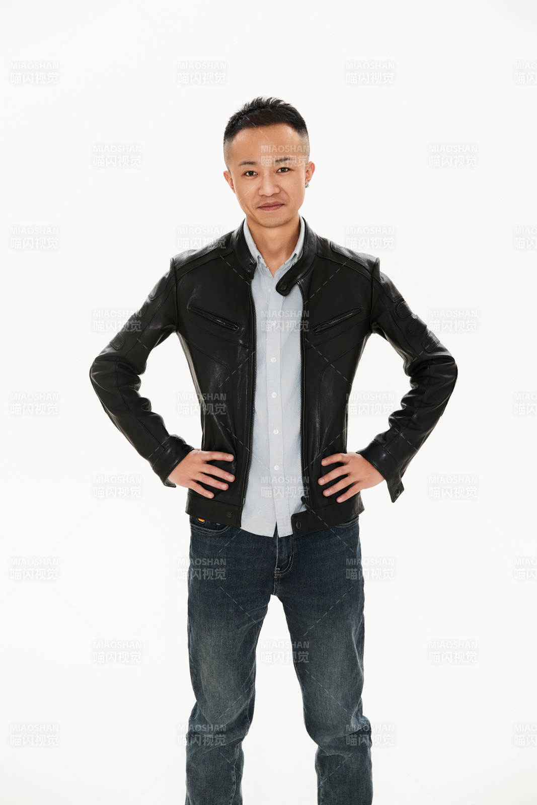白色背景下的雅痞青年形象图片