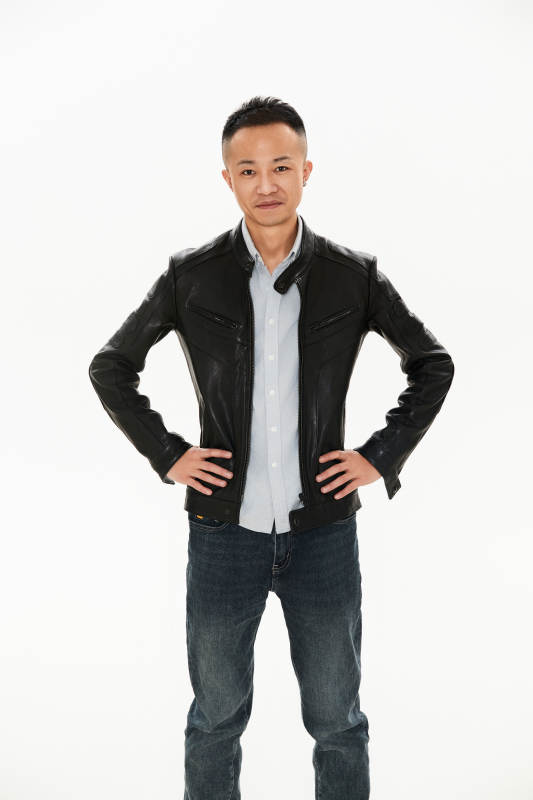 白色背景下的雅痞青年形象图片