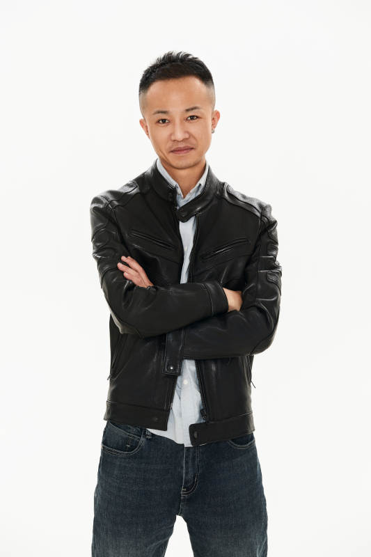 白色背景下的雅痞青年形象图片