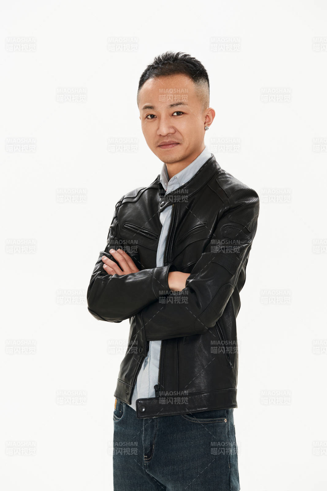 白色背景下的雅痞青年形象图片