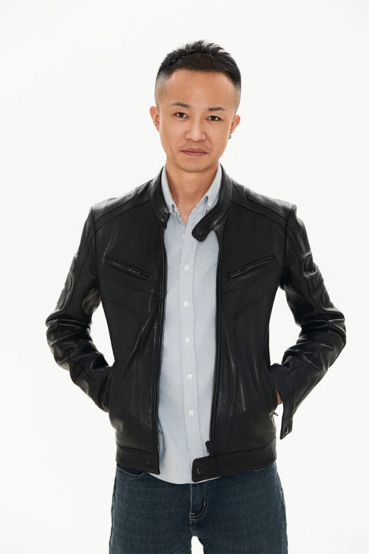 白色背景下的雅痞青年形象图片