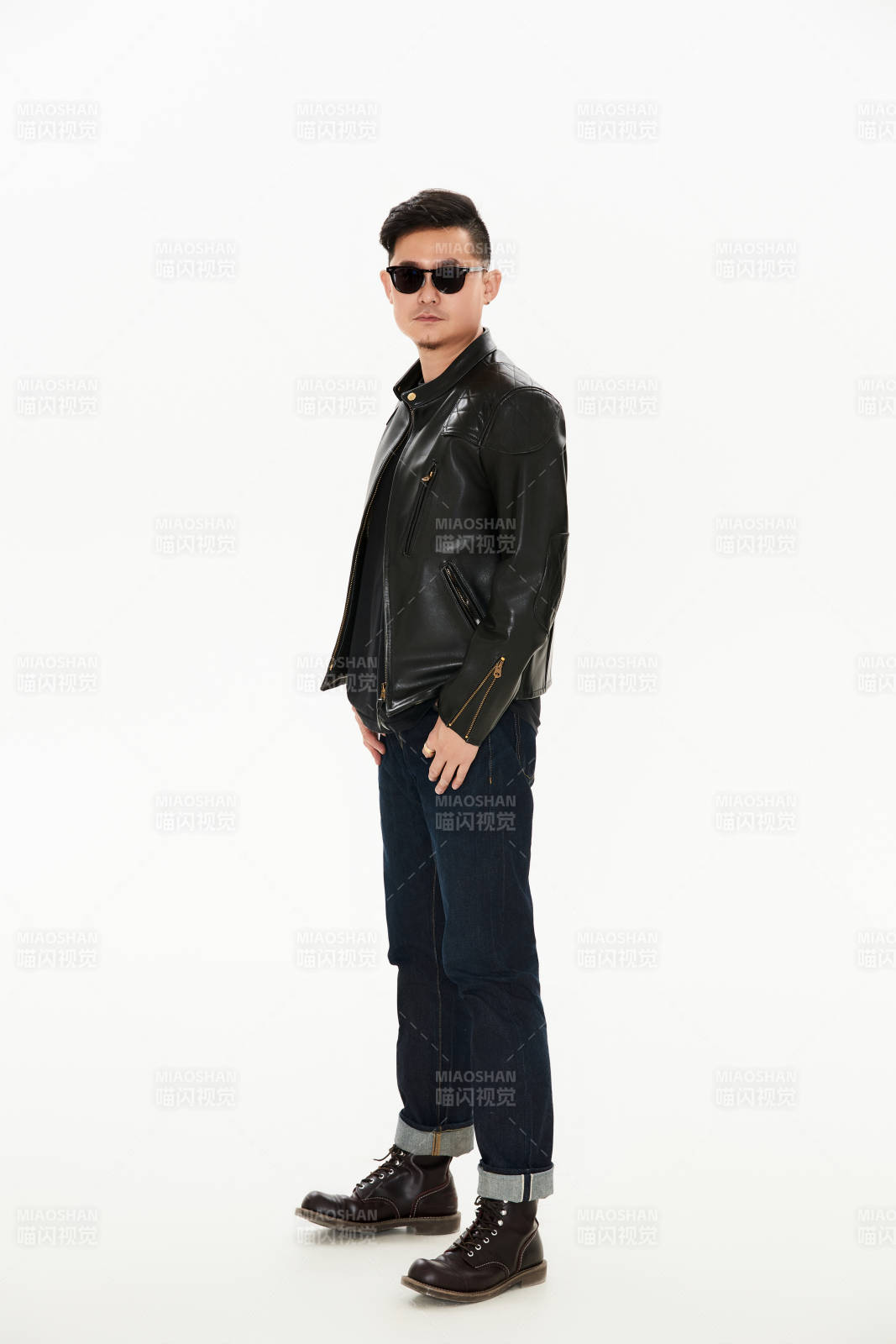 白色背景下的雅痞青年形象图片