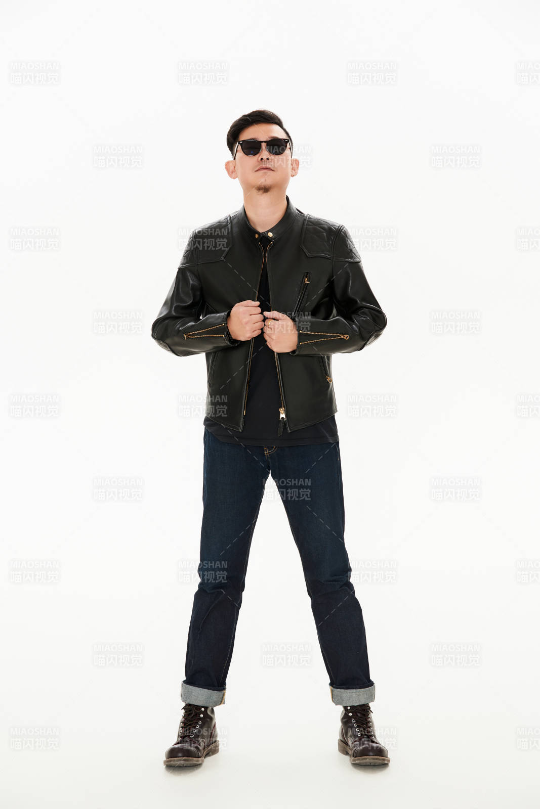 白色背景下的雅痞青年形象图片