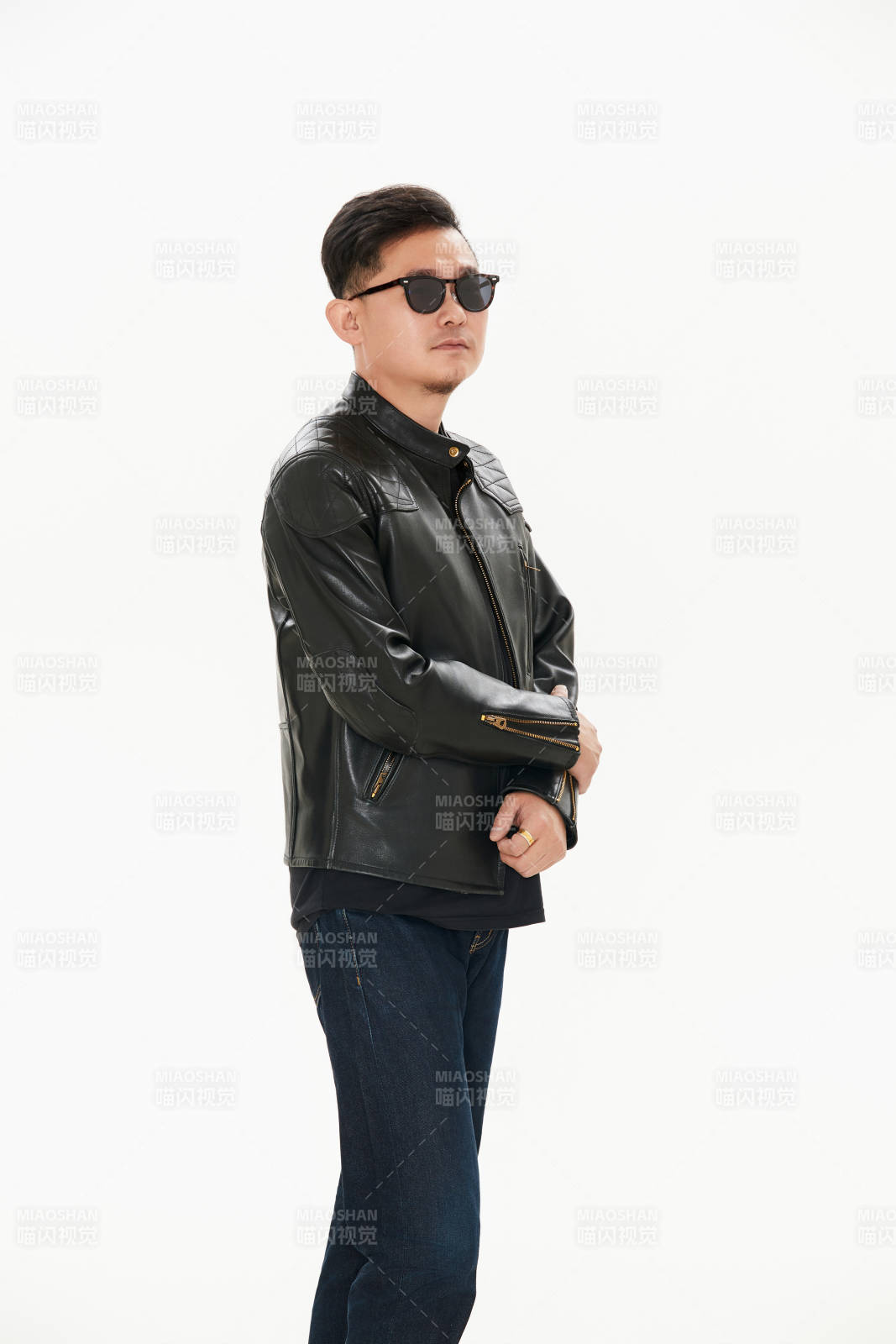 白色背景下的雅痞青年形象图片
