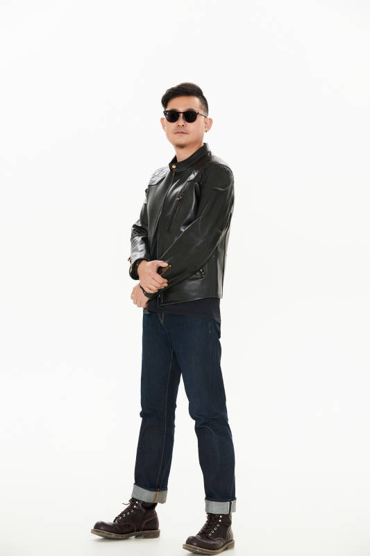 白色背景下的雅痞青年形象图片