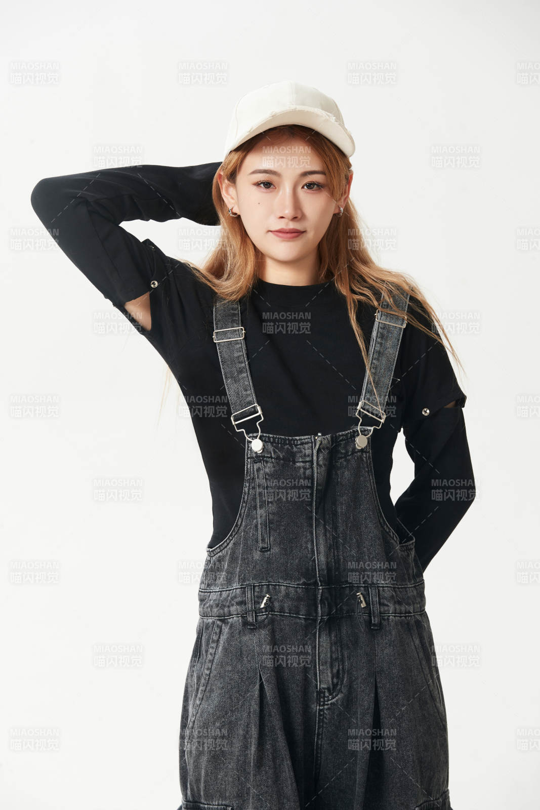 跳街舞的青年女性图片