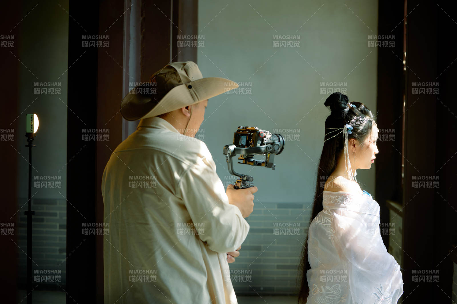 穿着汉服在古城拍照的东方美女图片