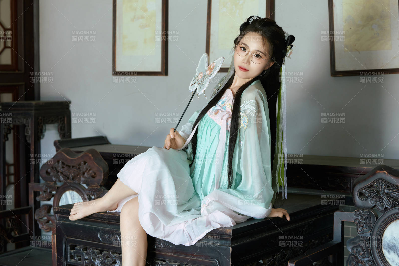 穿着汉服在古城拍照的东方美女图片