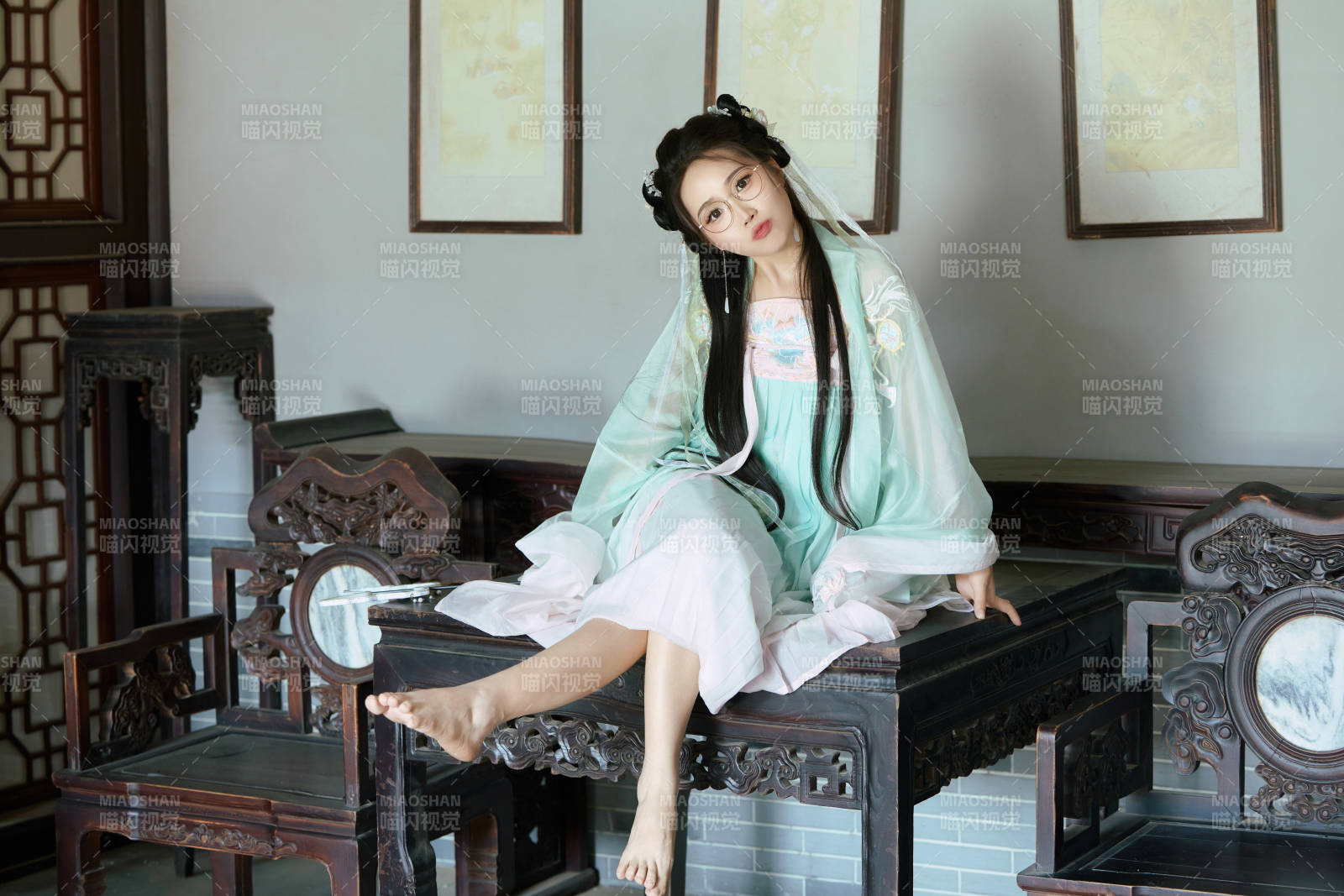 穿着汉服在古城拍照的东方美女图片