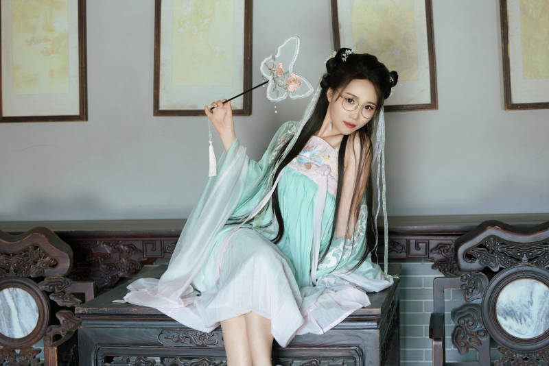 穿着汉服在古城拍照的东方美女图片