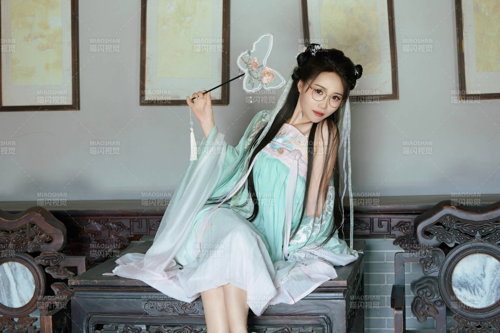 穿着汉服在古城拍照的东方美女图片