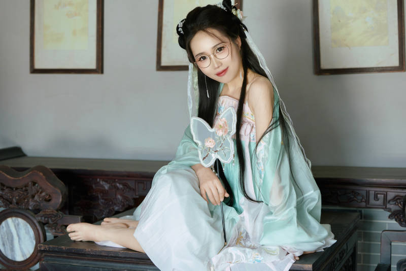 穿着汉服在古城拍照的东方美女图片