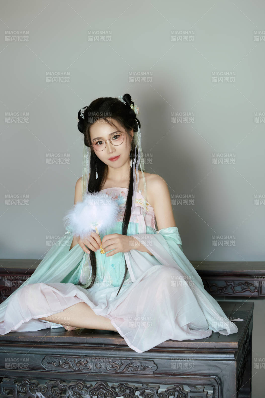 穿着汉服在古城拍照的东方美女图片