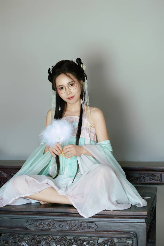 穿着汉服在古城拍照的东方美女图片