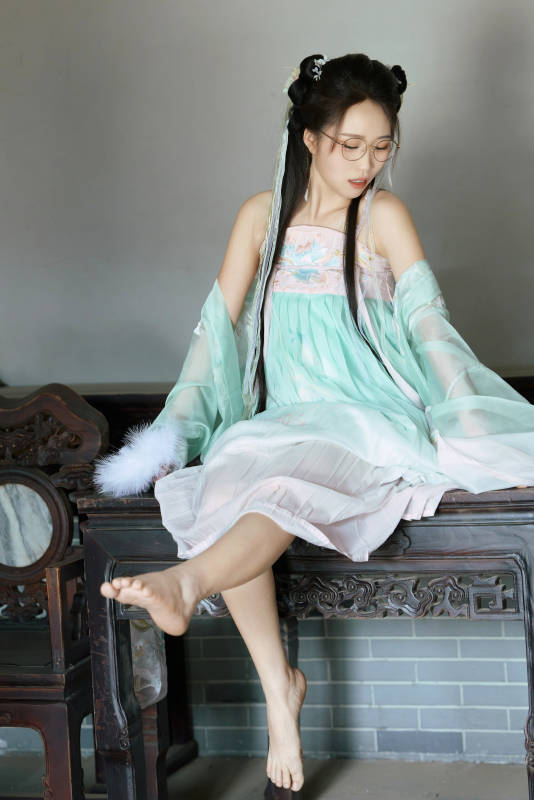 穿着汉服在古城拍照的东方美女图片