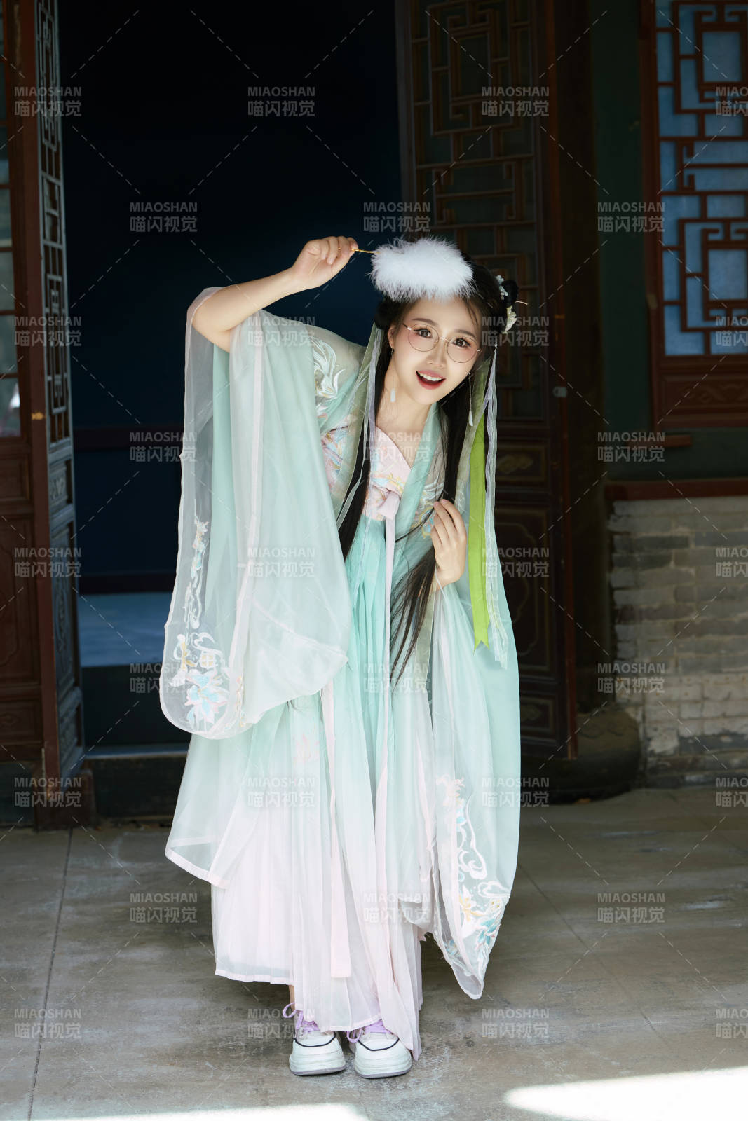 穿着汉服在古城拍照的东方美女图片