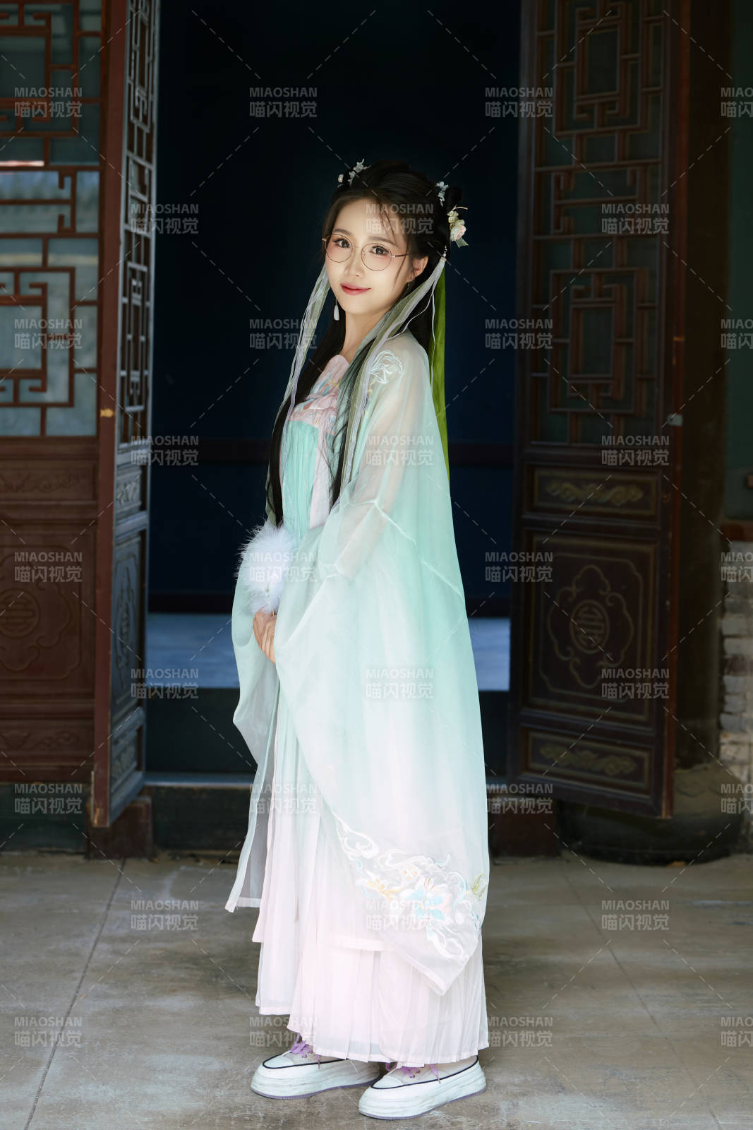 穿着汉服在古城拍照的东方美女图片