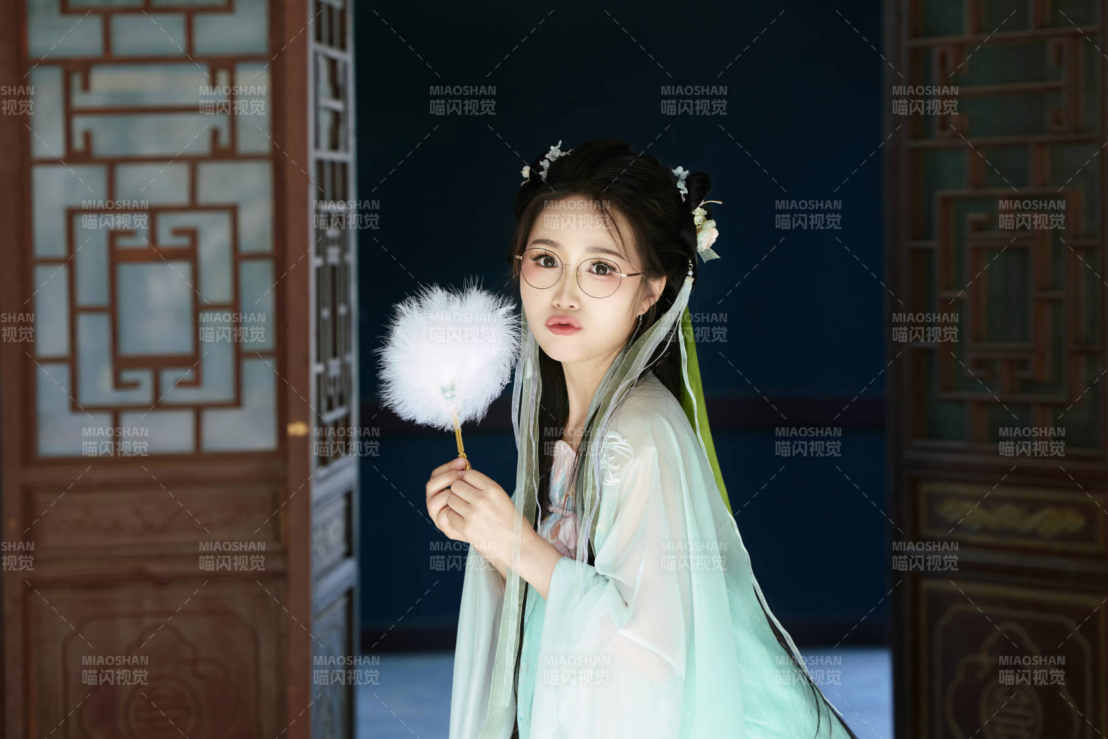 穿着汉服在古城拍照的东方美女图片