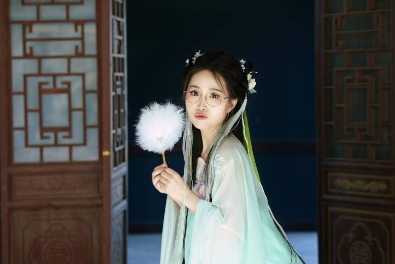 穿着汉服在古城拍照的东方美女图片