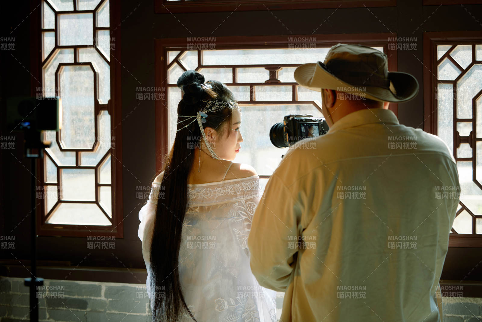 穿着汉服在古城拍照的东方美女图片