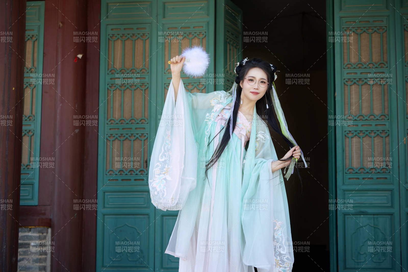 穿着汉服在古城拍照的东方美女图片