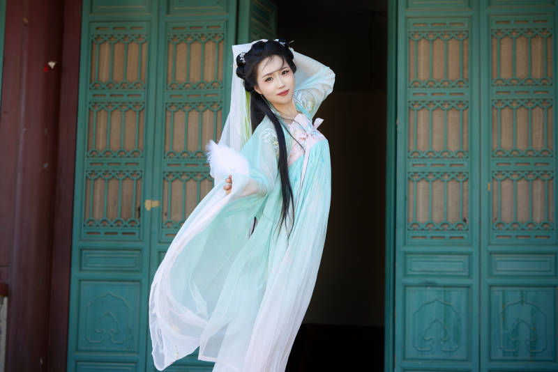 穿着汉服在古城拍照的东方美女图片